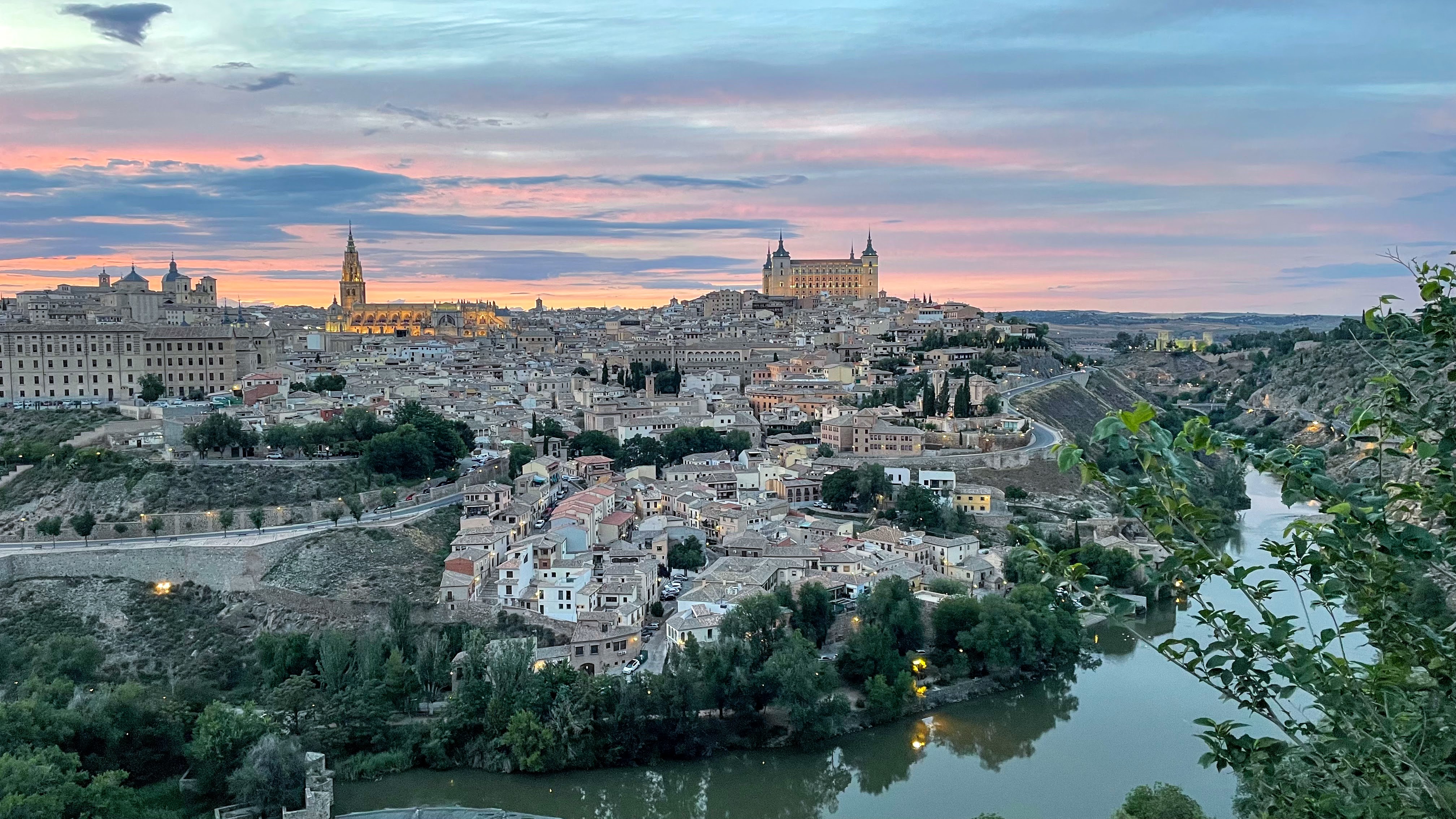 Panorámica Histórica de Toledo al Atardecer